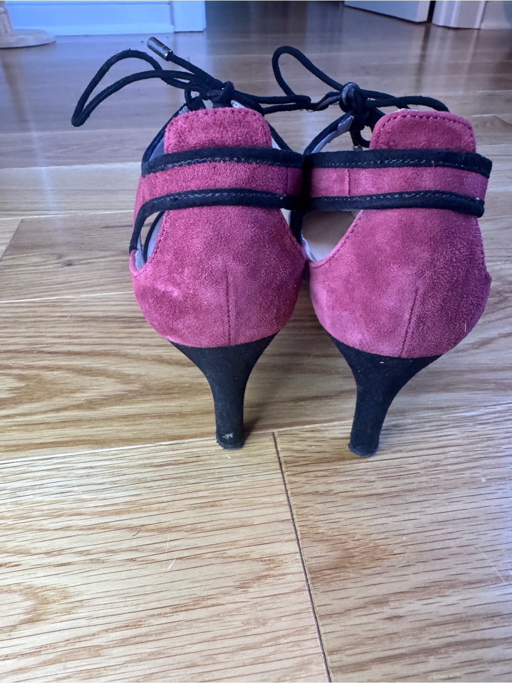 Franco Sarto Darlis Pumps in Burgundy Suede with Black Accents - Picture 4 of 6